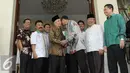 Anies Baswedan berpamitan kepada Hamzah Haz seusai kunjungan ke kediaman Hamzah Haz, di Patra Kuningan XV, Jakarta, Rabu (16/11). ). Anies menuturkan kedatangannya untuk berdiskusi dan bersilaturahmi. (Liputan6.com/Helmi Affandi)