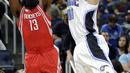 Pemain Houston Rockets, James Harden (kiri) mencoba melakukan tembakan saat dihalangi pemain pemain Orlando Magic, Aaron Gordon  pada laga lanjutan NBA  basketball game di Amway Center, (6/1/2017), Orlando. Houston Rockets menang 100-93. (AP/John Raoux)