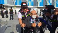 Jemaah haji Indonesia kelompok terbang (kloter) pertama terus berdatangan di Bandara Amir Mohammed bin Abdul Aziz (AMAA) Madinah, Rabu (24/5/2023). (Foto:Liputan6/Nafiysul Qodar)