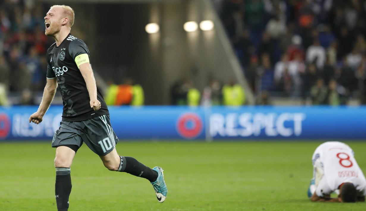 Gelandang Ajax Amsterdam, Davy Klaassen, melakukan selebrasi usai laga semifinal Liga Europa di Stadion Parc Olympique Lyonnais, Kamis (12/05/2017). Lyon menang dengan skor 3-1.(AP/Laurent Cipriani)