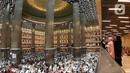 Ribuan umat muslim berbondong-bondong meramaikan masjid terbesar di Indonesia ini. (Liputan6.com/Helmi Fithriansyah)