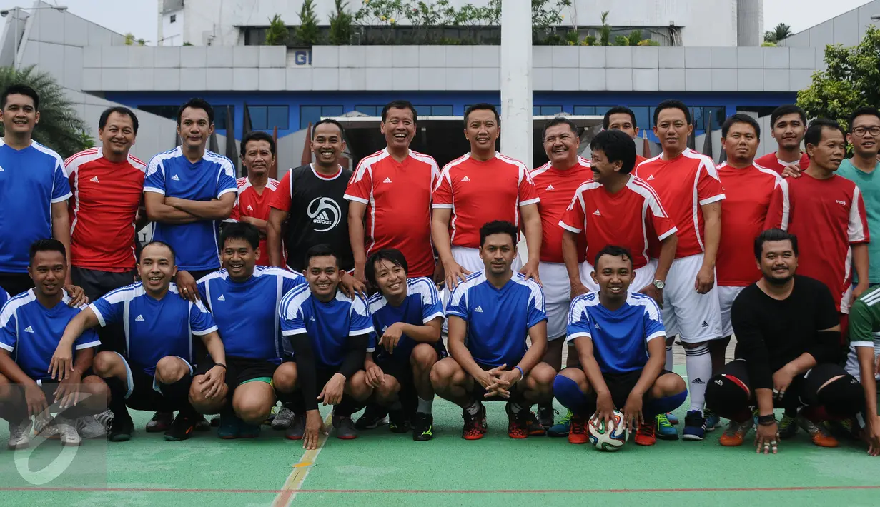 Menpora Imam Nahrawi (tengah) berfoto bersama jelang bermain futsal dengan pewarta olahraga di Lapangan Kemenpora, Jakarta, Jumat (10/2). Laga futsal ini untuk memeriahkan Hari Pers Nasional 2017 di lingkungan Kemenpora. (Liputan6.com/Helmi Fithriansyah)