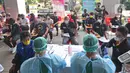 Suasana para Atlet Nasional menunggu untuk mengikuti vaksin di Rumah Sakit Olahraga Nasional, Jakarta, Jumat (12/3/2021). Kemenpora bersama Kemenkes melakukan vaksinasi COVID-19 dosis ke-2 kepada insan olah raga nasional dengan menyasar 820 orang secara bertahap. (Liputan6.com/Herman Zakharia)