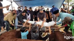 Sebetulnya, Ressa Herlambang diminta turun langsung ke liang lahat. Tetapi, karena masih mengurus administrasi pemakaman ibunda Ressa pun tak bisa ikut mengebumikan sang bunda. (Muhammad Akrom Sukarya/Kapanlagi.com)