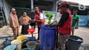 Dengan penampung air seadanya, warga menanti pembagian ar bersih. (Liputan6.com/Angga Yuniar