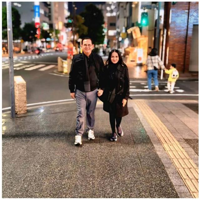 6 Gaya liburan Anna Maria istri Roy Marten, pesonanya di usia 61 tahun bikin kagum netizen