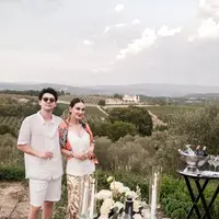 Lihat di sini gaya pasutri Luna Maya & Maxime Bouttier saat cocktail date. [@lunamaya].