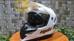 MDS Super Pro Solid bisa menjadi pilihan untuk pengendara yang menyukai helm bergaya trail atau pengguna motor trabas. Tampilannya yang agresif serta dilengkapi double visor membuatnya sangat nyaman dan gagah untuk dipakai harian. Harga MDS ini dimulai dari Rp420 ribuan saja. (Source: id.carousell.com)