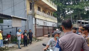 Anggota kepolisian saat melakukan cek TKP aksi begal sepeda motor yang melukai korban di Pasir Gunung Selatan, Cimanggis, Depok. (Istimewa)