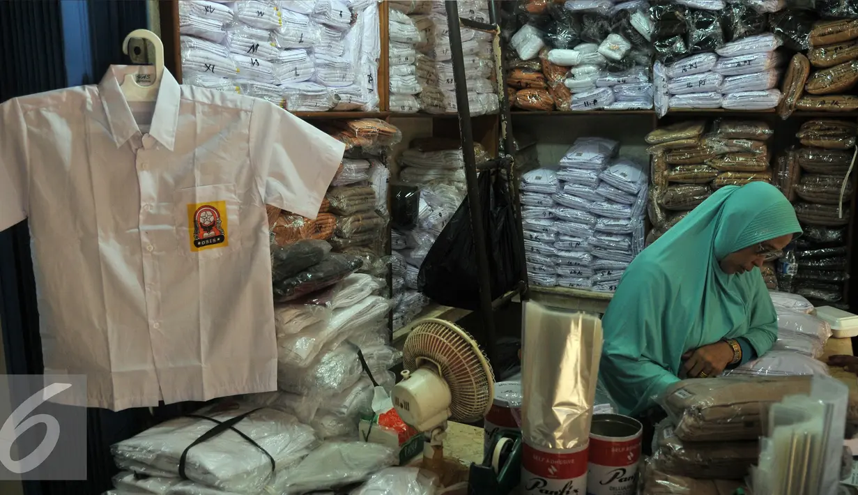 Salah satu kios penjual seragam sekolah di Pasar Cipulir, Jakarta, Selasa (12/7). Menjelang dimulainya tahun ajaran baru pada 18 Juli mendatang, penjualan seragam sekolah meningkat 30 persen. (Liputan6.com/Johan Tallo)