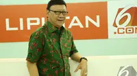 Menteri Dalam Negeri Tjahjo Kumolo berpose usai melakukan dialog dengan Liputan6.com,  Jakarta, Senin (10/11/2014)(Liputan6.com/Dono Kuncoro)