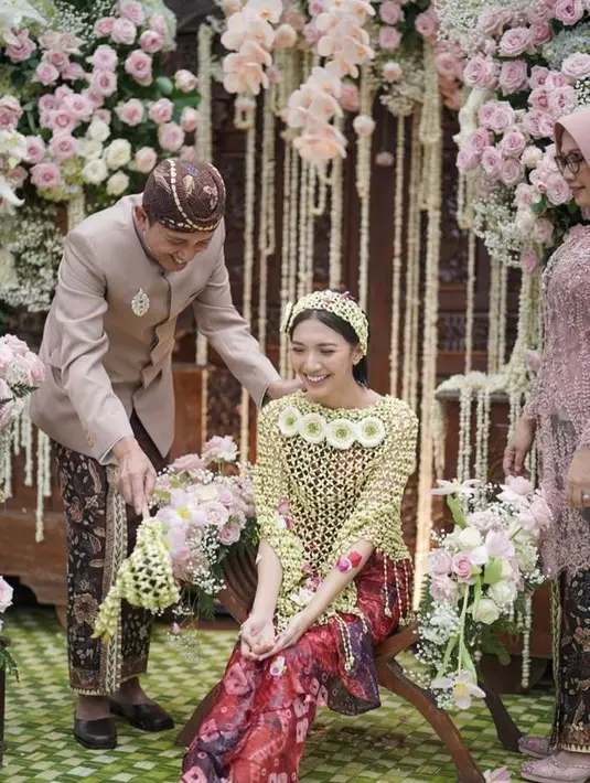 Prosesi siraman, Sheila kenakan kemben jumputan merah dengan ronce melati. (Instagram/willymulyadi27).
