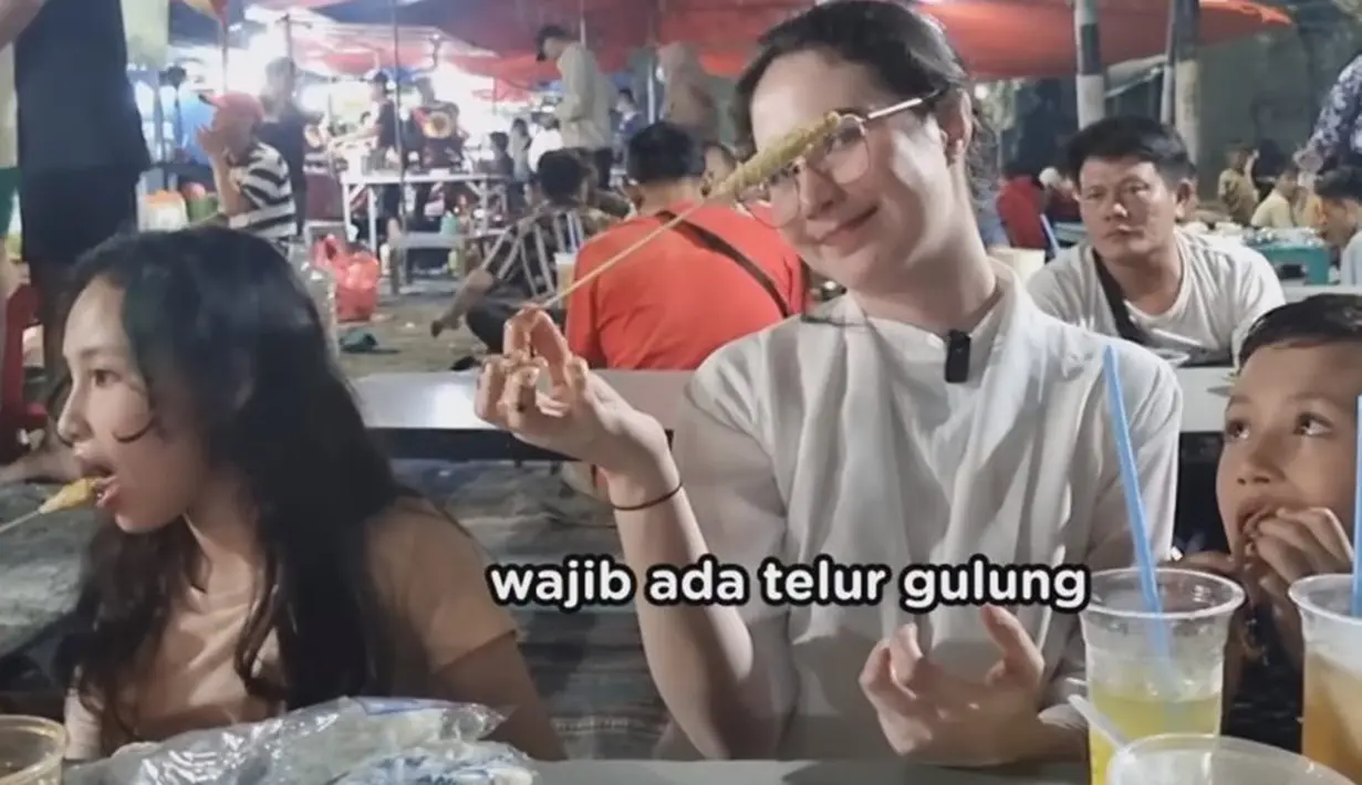 Arumi Bachsin pun terlihat senang bisa mencicipi jajanan telur gulung. Arumi yang tak gengsi makan di pasar malam pun menjadi bukti ia sosok yang sederhana. Kesederhanaan inilah yang membuat Arumi Bachsin jadi panen pujian. (Liputan6.com/IG/arumibachsin_94)