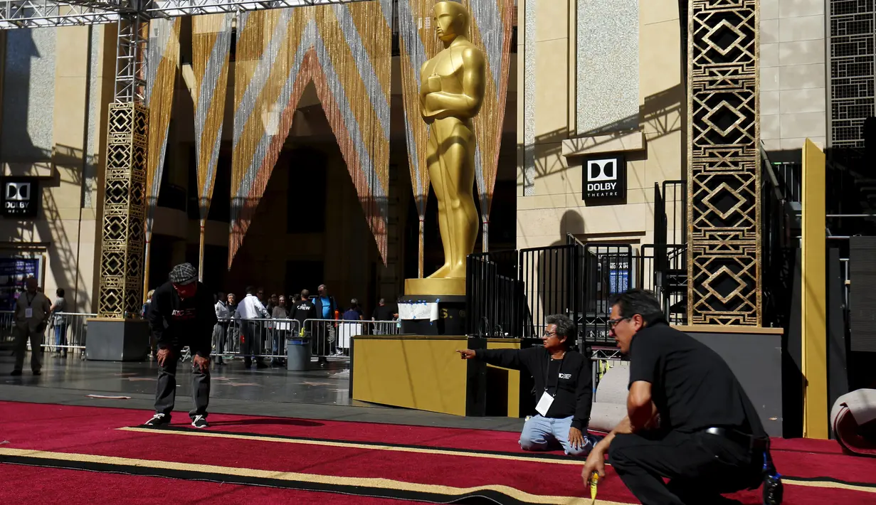Pekerja saat mengatur area kedatangan di luar Teater Dolby selama persiapan untuk 88 Academy Awards di Hollywood, California (24/2). Piala Oscar akan digelar pada 28 Februari 2016. (REUTERS/Mike Blake)