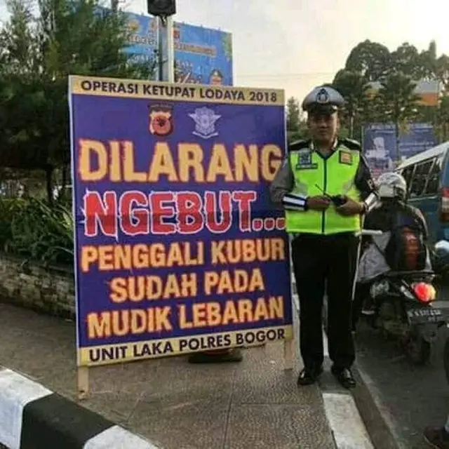 Cara Polisi Ingatkan Warga Agar Tertib Lalu Lintas Ini Kocak