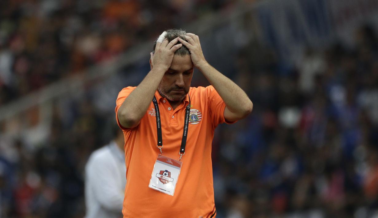 Pelatih Persija Jakarta, Julio Banuelos, tampak kecewa dengan hasil akhir melawan Arema FC pada laga Shopee Liga 1 di SUGBK, Jakarta, Sabtu (3/8). Persija bermain imbang 2-2 atas Arema. (Bola.com/Yoppy Renato)
