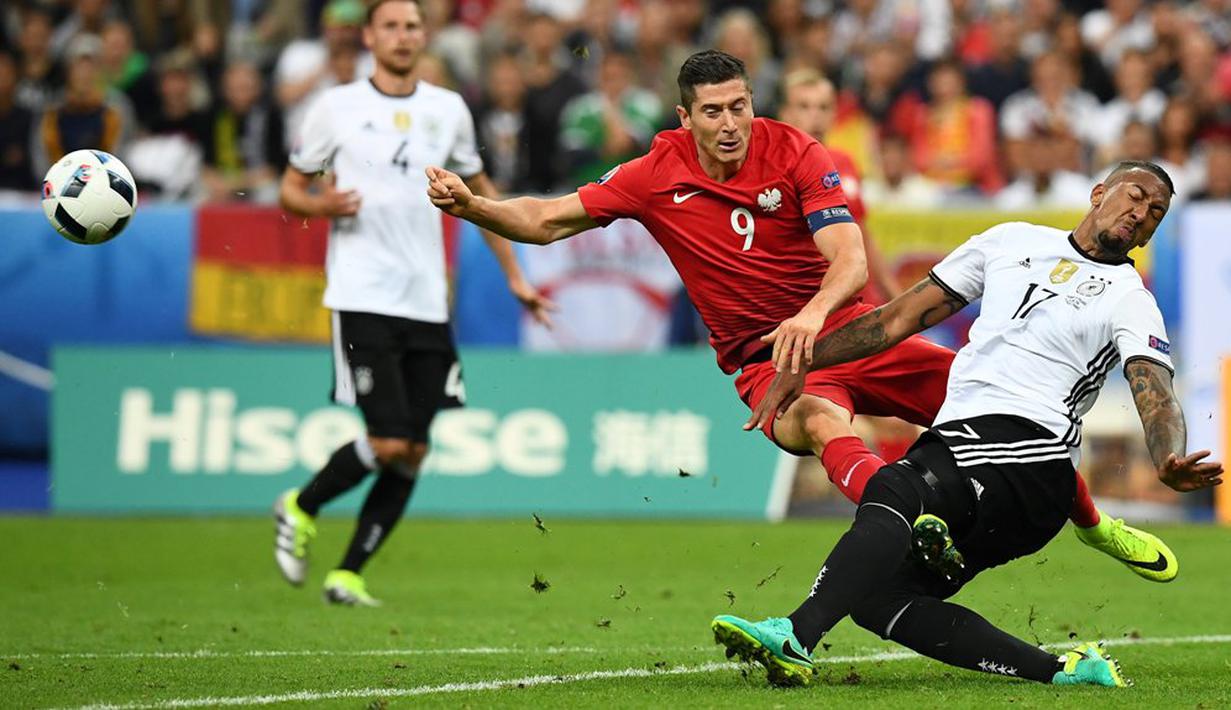 Bek Jerman, Jerome Boateng (kanan), menghalau bola tembakan striker Polandia, Robert Lewandowski, pada laga kedua Grup C Piala Eropa 2016 di Stade de France, Jumat (17/6/2016) dini hari WIB. (AFP/Franck Fife))