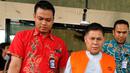 Tersangka Anggota DPRD Muba, Adam Munandar berjalan keluar usai menjalani pemeriksaan di gedung KPK, Jakarta, Jum'at (24/7/2015). Adam diperiksa KPK terkait dugaan suap persetujuan Laporan Keterangan Pertanggungjawaban 2014. (Liputan6.com/Yoppy Renato)
