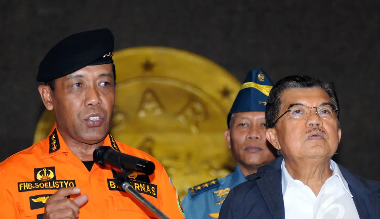 Kepala Basarnas Marsdya TNI F Henry Bambang Sulistyo (kiri) memberikan sejumlah keterangan kepada wartawan terkait hilangnya pesawat AirAsia QZ 8501 di kantor Basarnas, Jakarta (28/12). (Liputan6.com/Helmi Fithriansyah) 