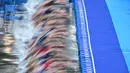 Sejumlah atlet Triathlon saat bertanding dalam Test Event Olimpiade 2024 yang berlangsung di sungai Seine, Paris, Kamis (17/8/2023). (AFP/Emmanuel Dunand)