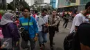 Polisi membawa pria yang diduga sebagai pencopet saat car free day di kawasan Bundaran HI, Jakarta, Minggu (15/1). Rio dibawa ke Polsek Menteng untuk dimintakan keterangan dan penyidikan selanjutnya. (Liputan6.com/Faizal Fanani)