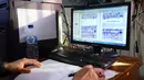 Petugas memantau gelombang seismik di stasiun pemantauan Gunung Agung di kecamatan Rendang, Bali, Kamis (21/9). Intensitas gempa Gunung suci umat Hindu Bali itu terus meningkat sejak Rabu malam hingga Kamis (21/9) pagi. (SONNY TUMBELAKA/AFP)