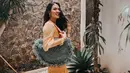 Gaya Raisa yang menggunakan dress mini berwarna kuning ini juga terlihat menawan. Ia juga terlihat menggunakan tas yang terbuat dari anyaman rotan. (Liputan6.com/IG/@raisa6690)