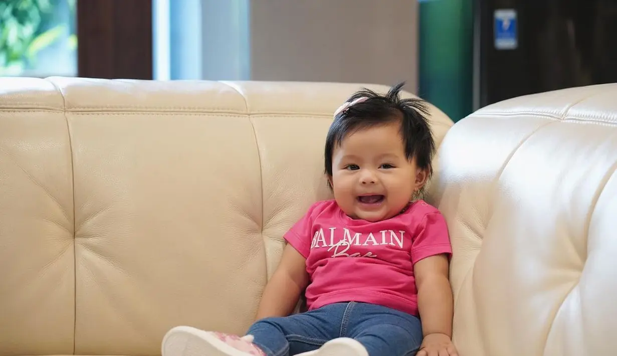 Baby Ameena tersenyum semringah ke arah kamera. (Foto: Instagram/ ameenaatta)