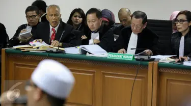 Terdakwa kasus dugaan tindak pidana korupsi suap Majelis Hakim dan Panitera PTUN Medan OC Kaligis mendengarkan keterangan saksi saat sidang lanjutan dengan agenda pemeriksaan saksi di Pengadilan Tipikor, Jakarta, Senin (28/9). (Liputan6.com/Faizal Fanani)