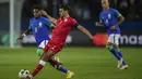 Penyerang timnas Tunisia Youssef Msakni berebut bola dengan gelandang Brasil Fred dalam laga uji coba internasional kontra Brasil di Stadion Parc des Princes, Rabu (28/9/2022) dini hari WIB. Timnas Brasil menang dengan skor telak 5-1 atas Tunisia dalam pertandingan FIFA Matchday. (AP Photo/Christophe Ena)