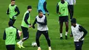 Pertandingan ini menjadi kesempatan bagi Timnas Prancis untuk memperpanjang rekor tak terkalahkan mereka dalam kualifikasi. Tampak dalam foto, penyerang Prancis, Kylian Mbappe (tengah) saat mengikuti sesi latihan di Stadion Parc des Princes, Paris, pada Rabu 12 November 2025. (FRANCK FIFE/AFP)