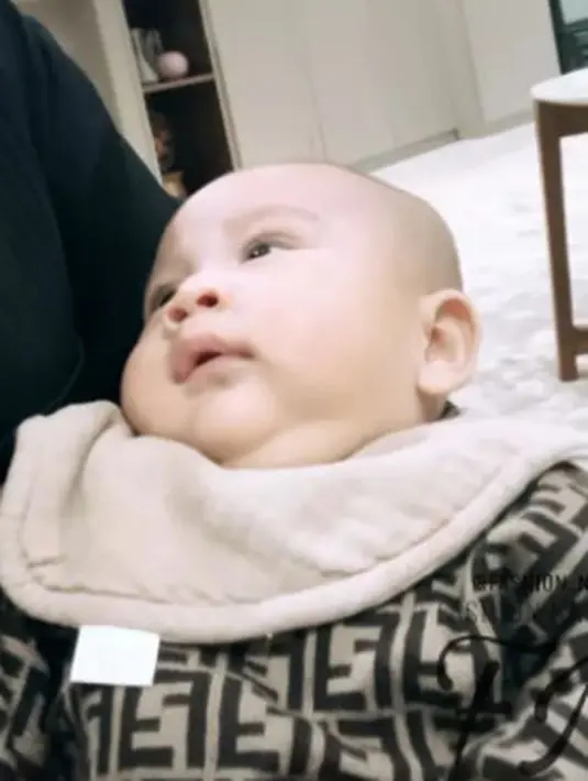 Babysuit dari Fendi ini bisa dibilang menjadi salah satu outfit termahal yang dimiliki Rayyanza. Diperkirakan babysuit ini dijual dengan harga kisaran Rp8jutaan. (instagram/raffinagita1717)
