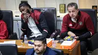 Calon naturalisasi pebasket Indonesia, Anthony Beane (kiri) dan pelatih Timnas Basket Indonesia, Milos Pejic saat Rapat Kerja Bersama Membahas Pemberian Kewarganegaraan Republik Indonesia Kepada Anthony Beane di ruang Badan Legsilasi, DPR RI, Senin (20/03/2023). (Bola.com/Bagaskara Lazuardi)