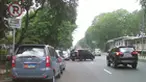 Citizen6, Jakarta Barat: Sudah jelas terlihat rambu dilarang parkir namun beberapa mobil masih terparkir di depan kampus Trisakti, Grogol, Jakarta Barat. (Pengirim: Hendy)