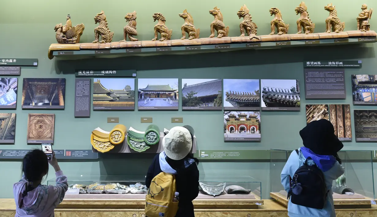 Sejumlah orang mengunjungi Museum Arsitektur Kuno Beijing di Beijing, ibu kota China, pada 2 Oktober 2020. (Xinhua/Lu Peng)