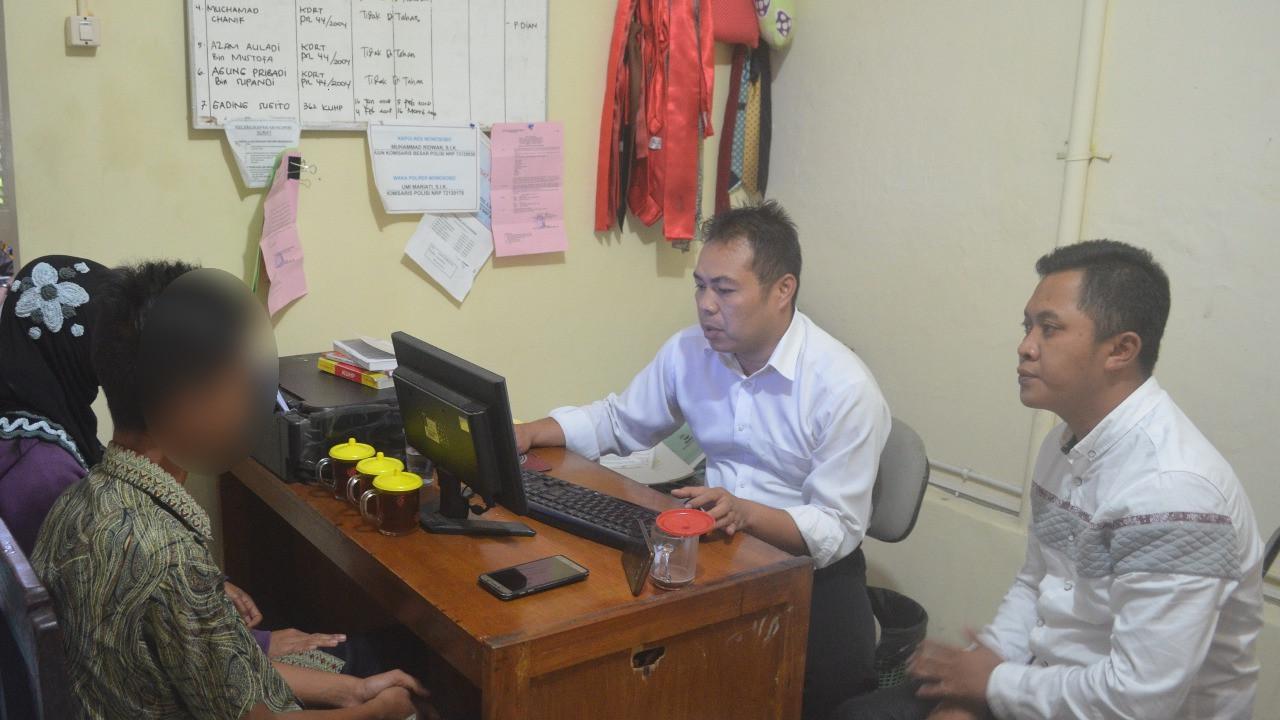 Terduga pelaku pengeroyokoan pelajar MTs diperiksa polisi didampingi oleh orang tuanya. (Foto: Liputan6.com/Polres Wonosobo/Muhamad Ridlo)