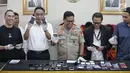Kabid Humas Polda Metro Jaya Kombes Pol Argo Yuwono menunjukkan barang bukti kasus order fiktif pada transportasi online di Polda Metro Jaya, Jakarta, Rabu (13/2). Kasus ini diungkap oleh Satgas Cyber Crime Polda Metro Jaya. (Liputan6.com/Faizal Fanani)