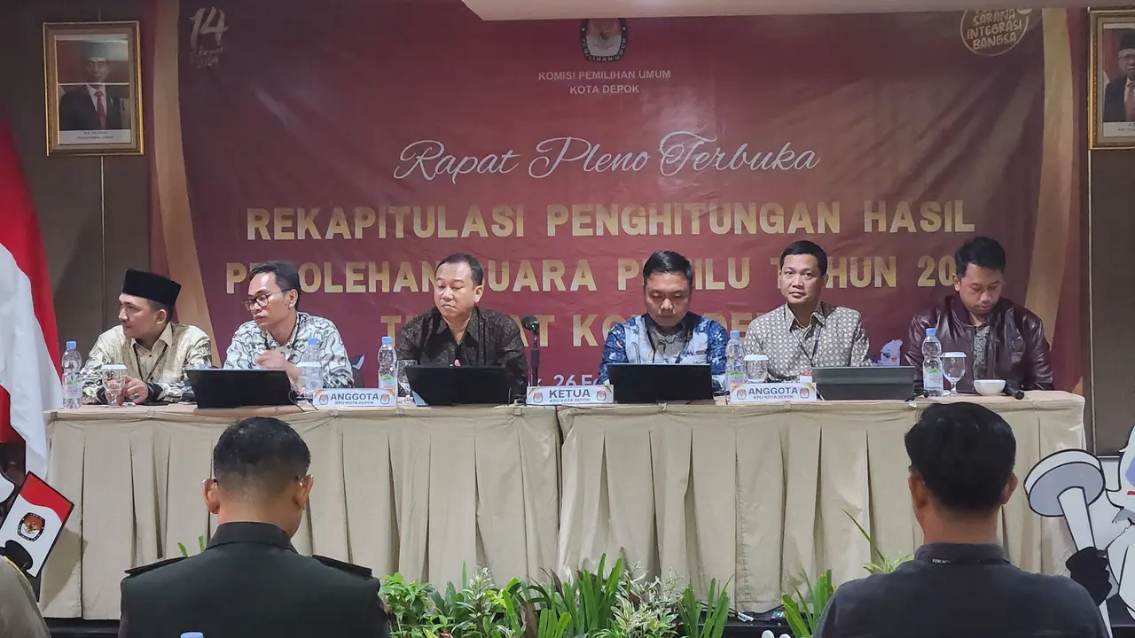 Jajaran KPU Kota Depok saat membuka rapat pleno rekapitulasi penghitungan suara Pemilu 2024 di salah satu hotel di Kota Depok.