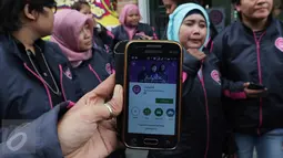 Salah satu pengemudi ojek wanita menunjukkan aplikasi LadyJek usai acara launching di Jakarta, Kamis (8/10). Mengangkat slogan 'Ojek Wanita untuk Wanita', ojek berbasis aplikasi ini ditujukan khusus untuk penumpang perempuan. (Liputan6.com/Angga Yuniar)