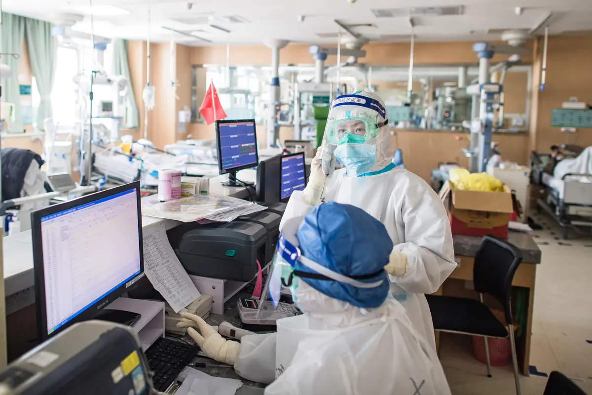 Petugas Medis Tangani Pasien Virus Corona di Ruang ICU RS Wuhan