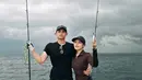 Mancing di laut sudah jadi aktivitas yang cukup akrab bagi Prilly Latuconsina. Namun, kali ini suasananya terasa lebih spesial, karena ia tak lagi sendiri. [@prillylatuconsina96].