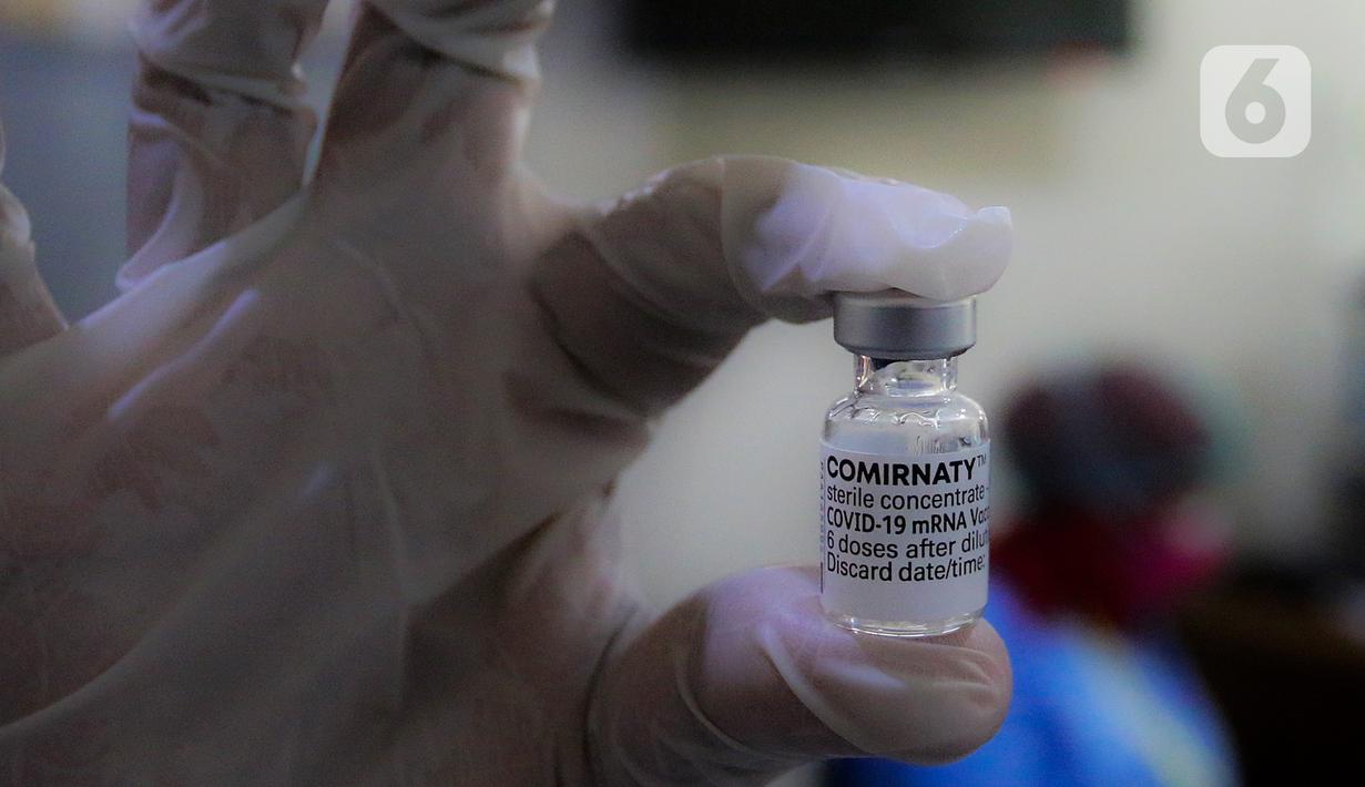 Petugas medis menunjukkan vaksin Pfizer dosis pertama untuk warga di Kecamatan Beji, Depok,Rabu (1/9/2021). Vaksinasi akan berlangsung selama lima hari, mulai 1 September hingga 5 September 2021. (Liputan6.com/Johan Tallo)