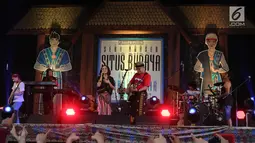 Andien saat berduet dengan Iwan Fals konser Situs Budaya: Nusa Tenggara Barat, Kerajaan Lombok & Bima di Panggung Kita, Depok Sabtu (3/3). Mereka membawakan lagu Seperti Matahari, Asmara dan Pancaroba dan  Barang Antik. (Liputan6.com/Arya Manggala) 