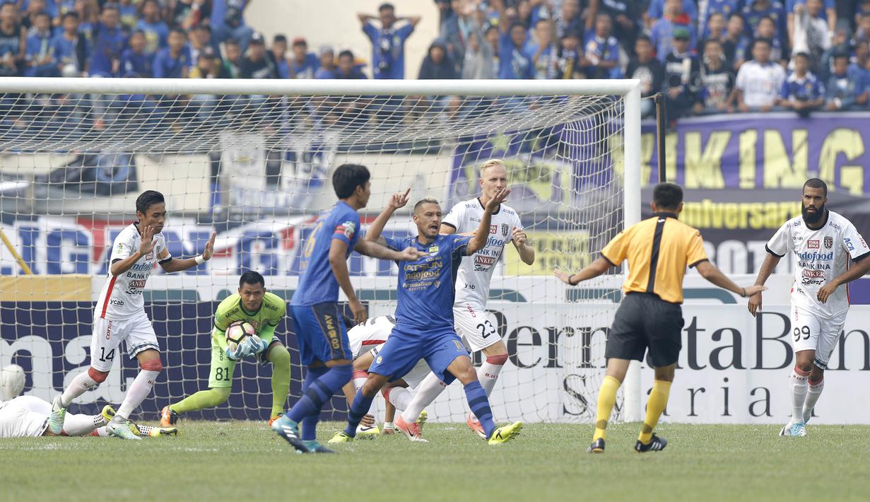 Gelandang Persib, Raphael Maitimo, melakukan protes ke wasit saat melawan Bali United pada laga Liga 1 Indonesia di Stadion Si Jalak Harupat, Bandung, Kamis, (21/9/2017). Kedua klub bermain imbang 0-0. (Bola.com/M Iqbal Ichsan)