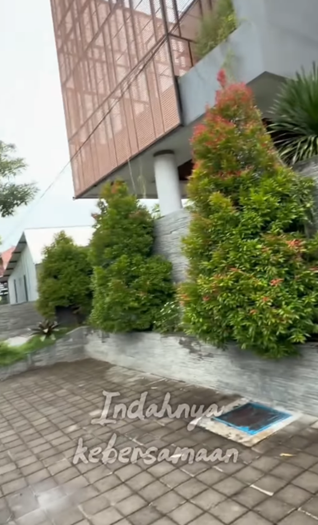 7 Potret depan rumah Denny Caknan di Ngawi yang kini jadi tempat idola COD, asri berdinding batu alam