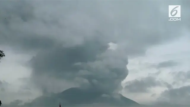 Gunung Agung di Karangasem, Bali, masih terus bergolak. Asap hingga gempa tremor masih kerap teramati dari tim pemantauan gunung.