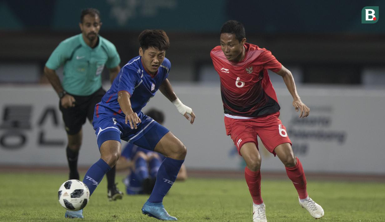 Gelandang Timnas Indonesia, Evan Dimas, berusaha melewati pemain Taiwan pada laga Grup A Asian Games di Stadion Patriot, Jawa Barat, Minggu (12/8/2018). (Bola.com/Vitalis Yogi Trisna)