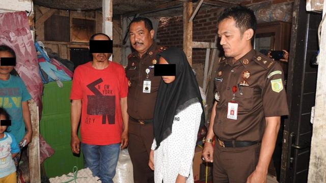 Kepala Kejari Garut Sugeng Hariadi saat mengunjungi rumah keluarga AJ, bapak yang mencuri HP demi anaknya agar bisa sekolah online