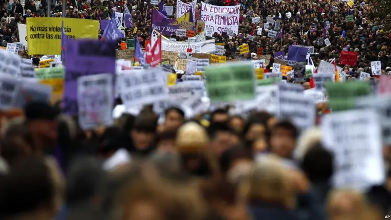 Ribuan orang berpartisipasi dalam unjuk rasa memprotes kekerasan gender di Madrid, Spanyol, 25 November 2018 (AP)