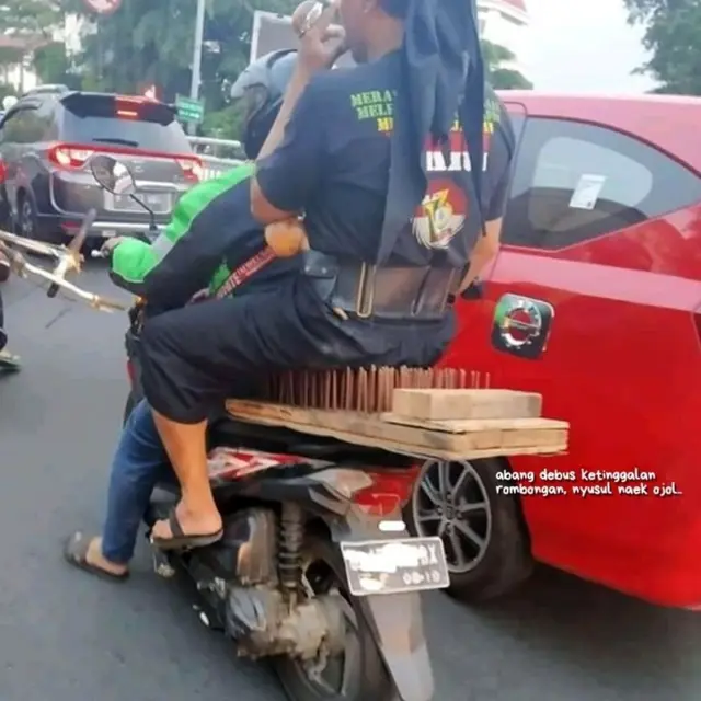 momen nyeleneh orang naik ojol